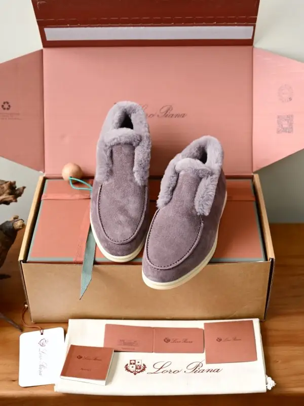 Loro Piana Лоферы women's on fur — Photo 1