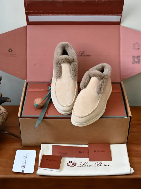 Loro Piana Лоферы women's on fur — Photo 1