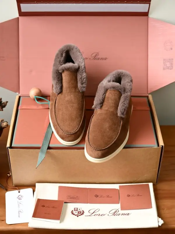 Loro Piana Лоферы women's on fur — Photo 1