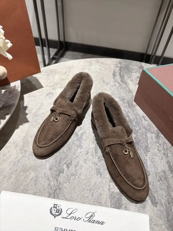 Loro Piana Лоферы women's on fur — Photo 2