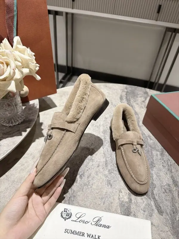 Loro Piana Лоферы women's on fur — Photo 3