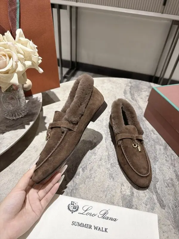 Loro Piana Лоферы women's on fur — Photo 3