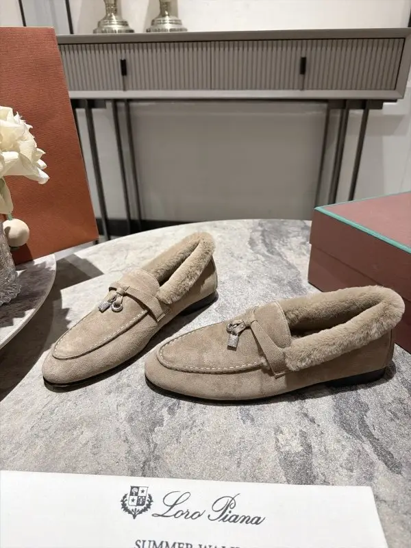 Loro Piana Лоферы women's on fur — Photo 4