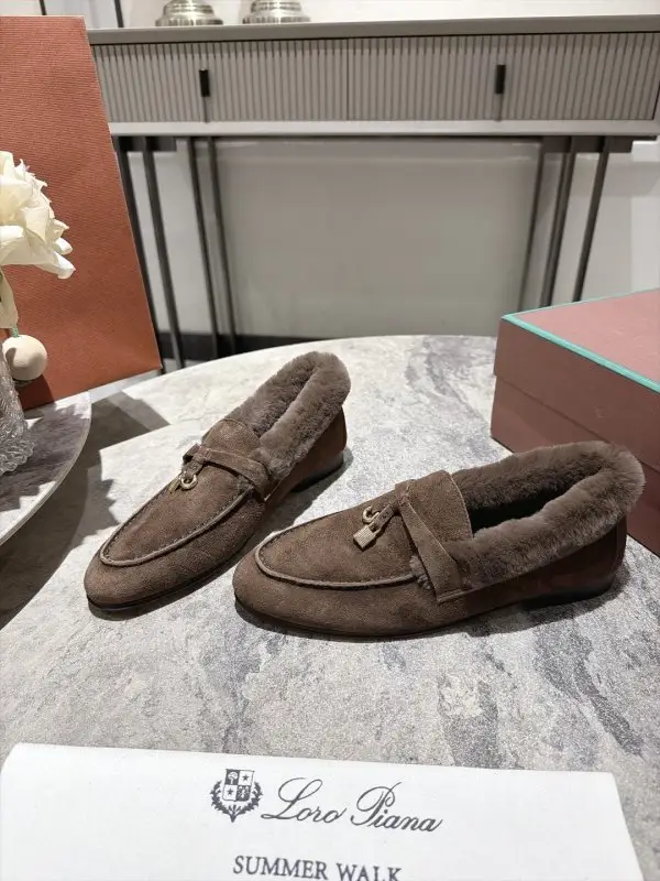 Loro Piana Лоферы women's on fur — Photo 4