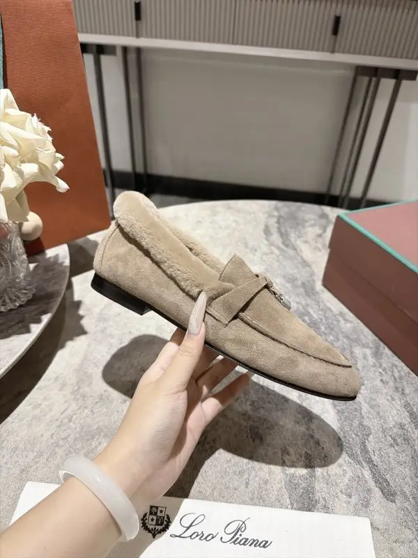 Loro Piana Лоферы women's on fur — Photo 5