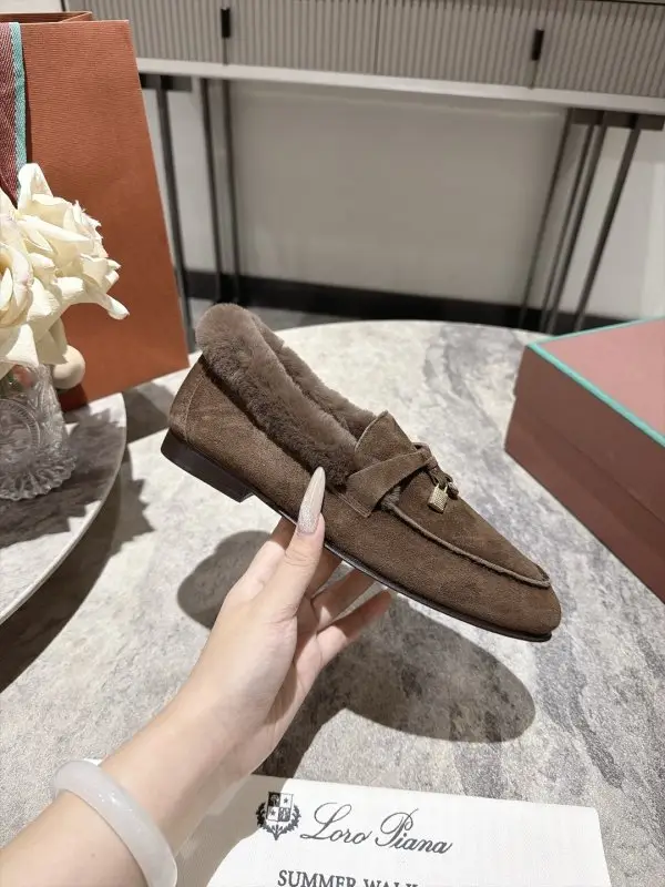 Loro Piana Лоферы women's on fur — Photo 5