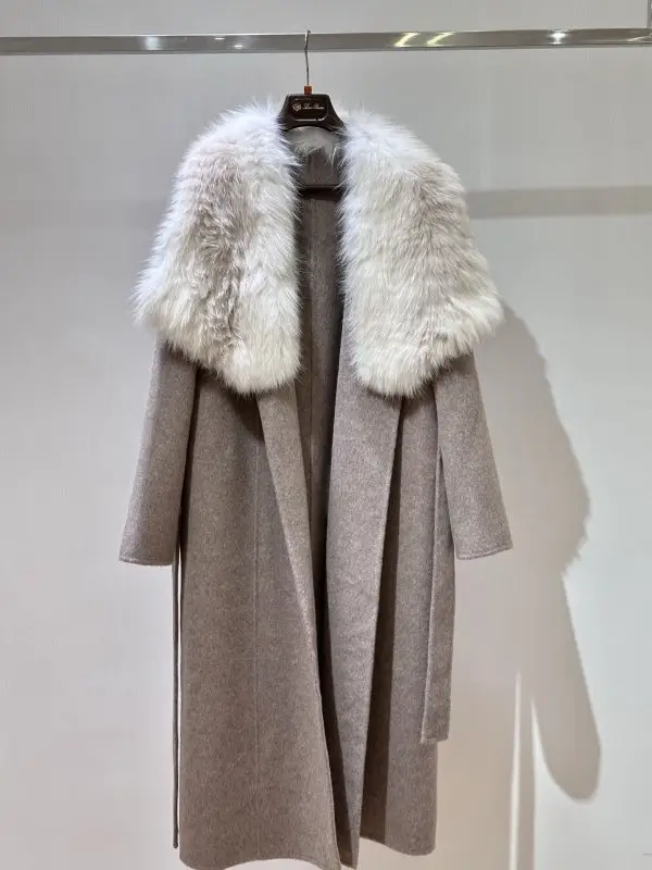 Loro Piana — Довге пальто з вовни і кашеміру з коміром з лисячого хутра