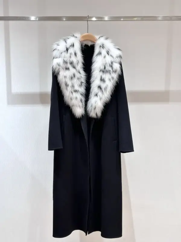 Loro Piana — Long coat of wool and cashmere from collar of fox fur