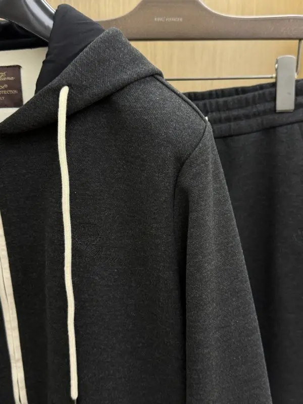 Loro Piana Male sports costume — Photo 3