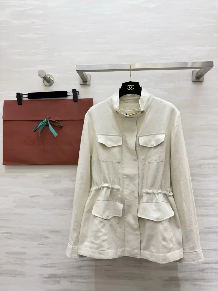 Loro Piana — Приталенная женская куртка из льна кремового цвета