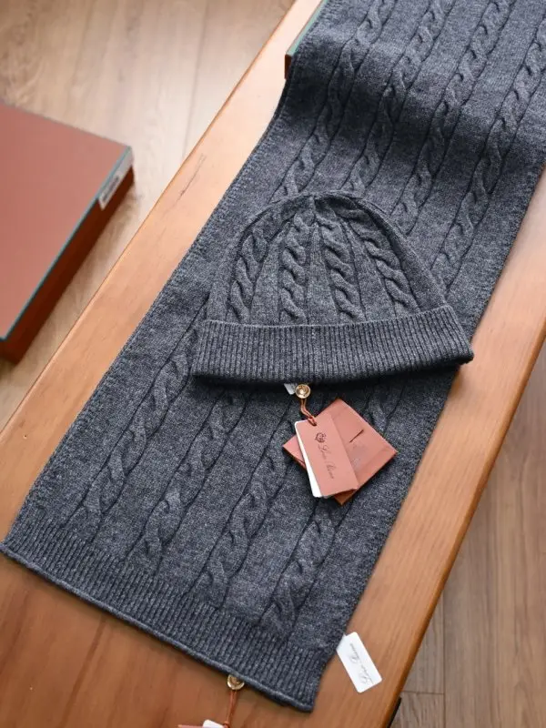 Loro Piana — Scarf and a cap of cashmere