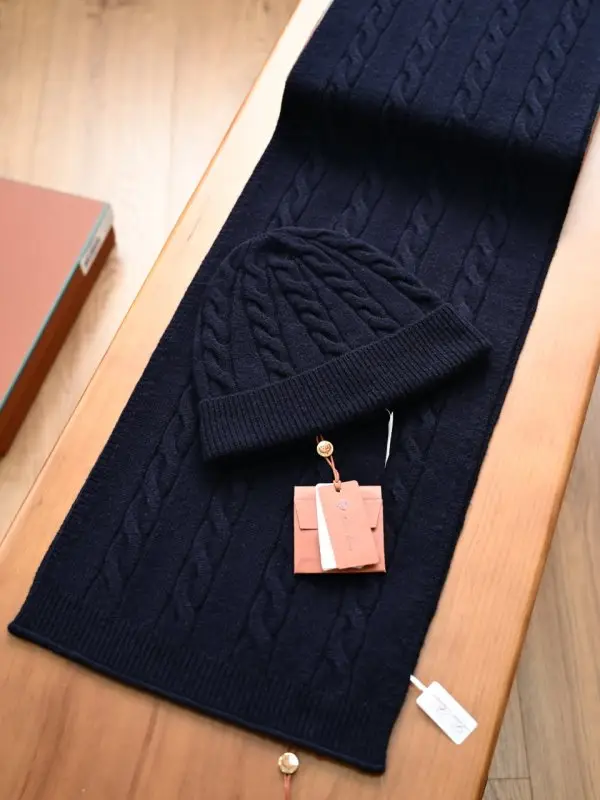 Loro Piana — Scarf and a cap of cashmere