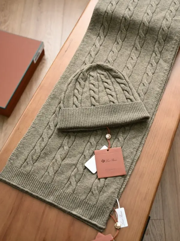 Loro Piana — Scarf and a cap of cashmere