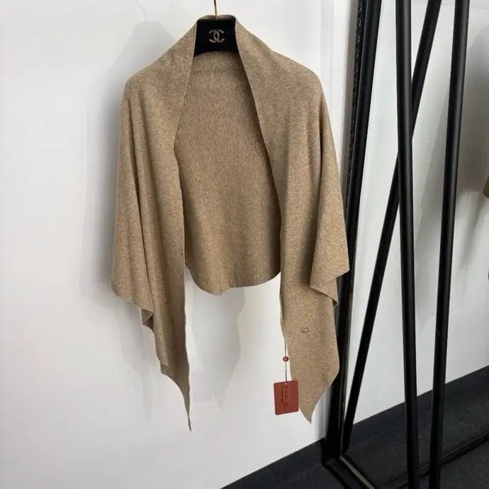 Loro Piana Woolen knitted cardigan-shawl — Photo 2