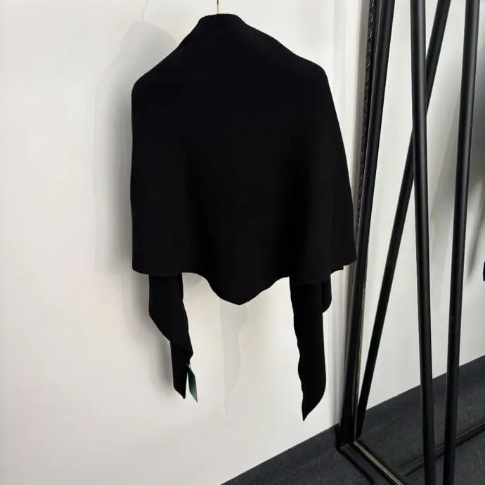 Loro Piana Woolen knitted cardigan-shawl — Photo 3