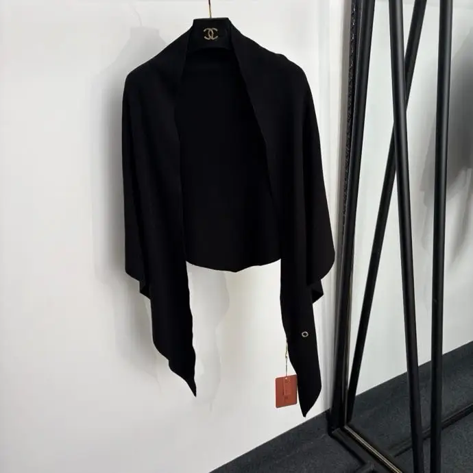 Loro Piana Woolen knitted cardigan-shawl — Photo 4
