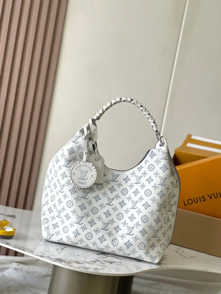 Louis Vuitton — Сумка через плече Carmel Mahina Taurillon 40 см