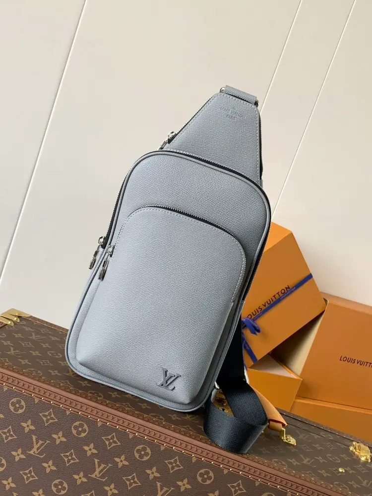 Louis Vuitton — A bag across shoulder M30859 Avenue
