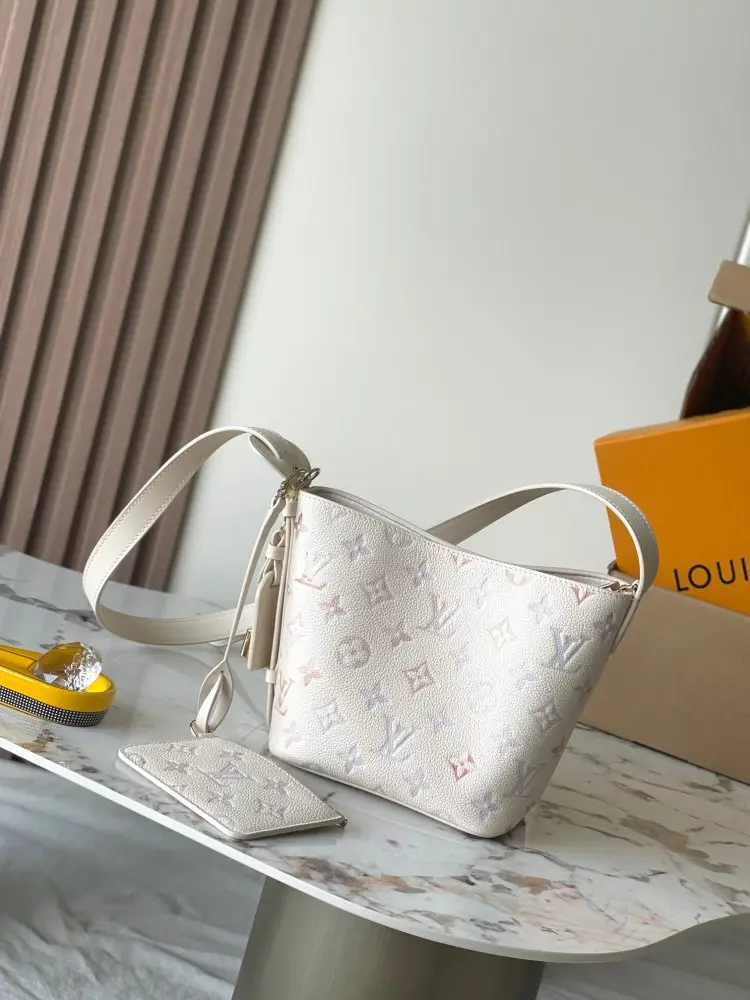 Louis Vuitton — Сумка All In BB шкіряна 18 см