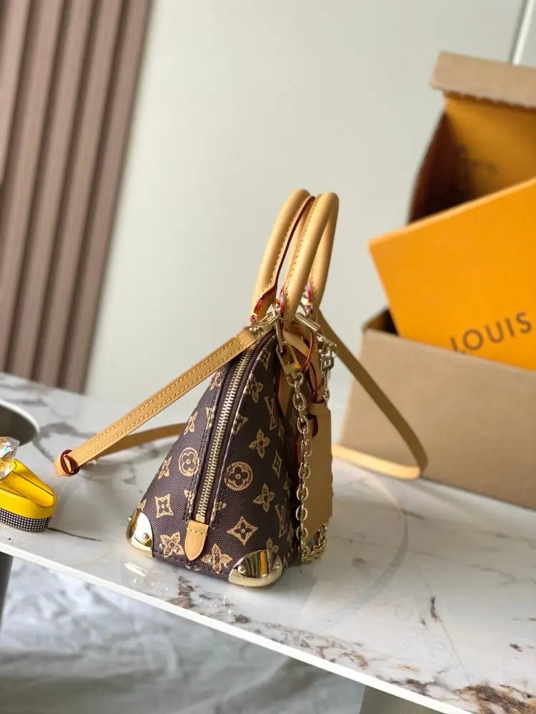 Louis Vuitton A bag Alma Trunk BB 22 cm — Photo 2