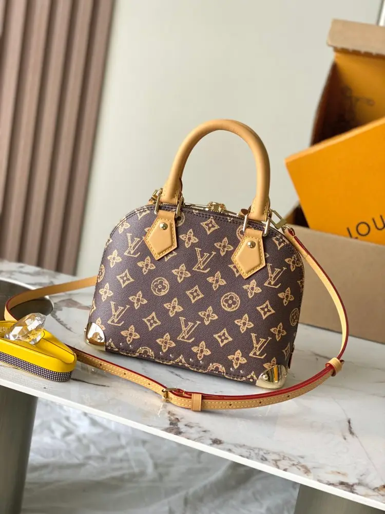 Louis Vuitton A bag Alma Trunk BB 22 cm — Photo 3