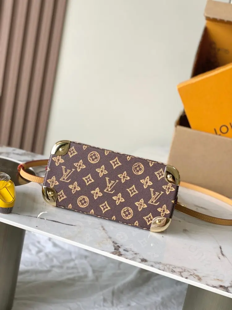 Louis Vuitton A bag Alma Trunk BB 22 cm — Photo 4