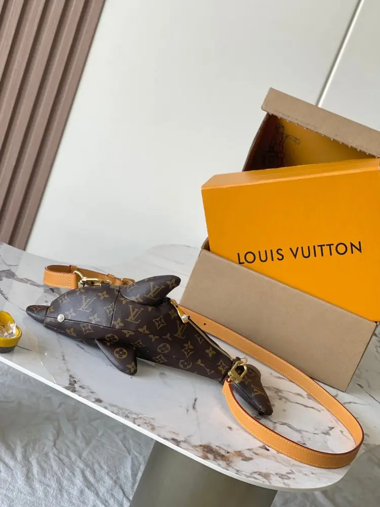Louis Vuitton — Сумка в форме дельфина M14963