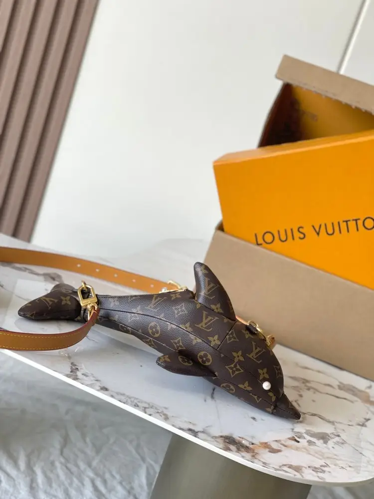 Louis Vuitton Сумка в форме дельфина M14963 — Фото 2
