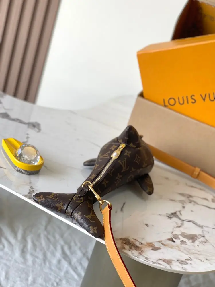 Louis Vuitton Сумка в форме дельфина M14963 — Фото 3
