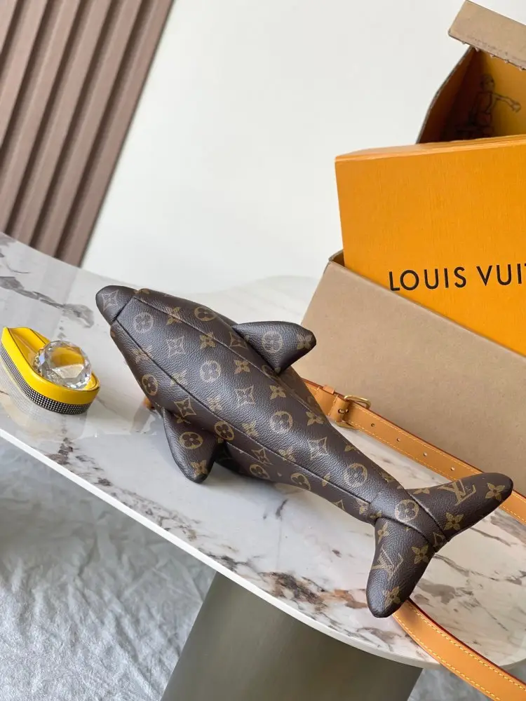 Louis Vuitton Сумка в форме дельфина M14963 — Фото 4