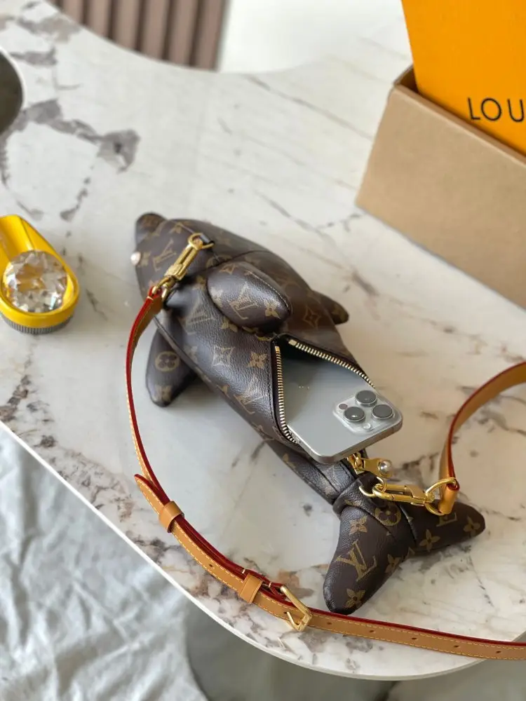 Louis Vuitton Сумка в форме дельфина M14963 — Фото 5