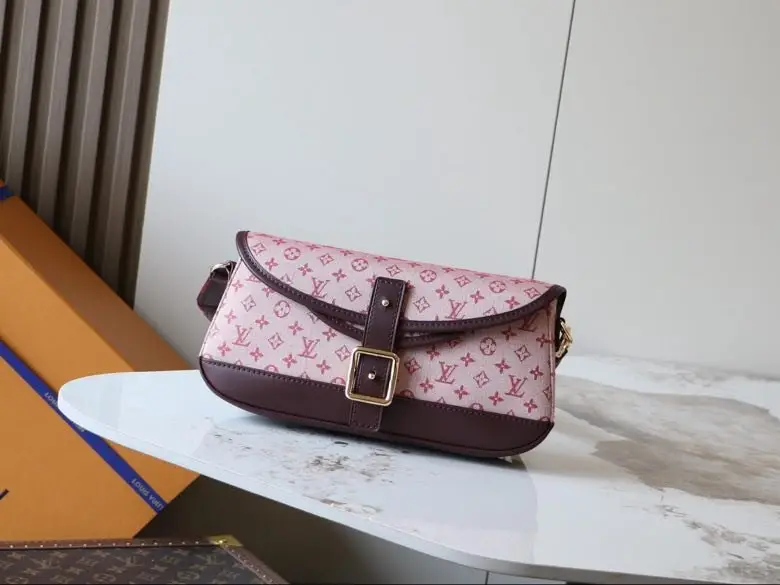 Louis Vuitton — A bag baguette denim 26 cm