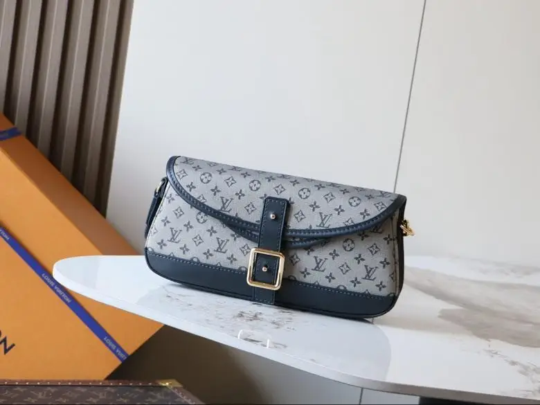 Louis Vuitton — A bag baguette denim 26 cm