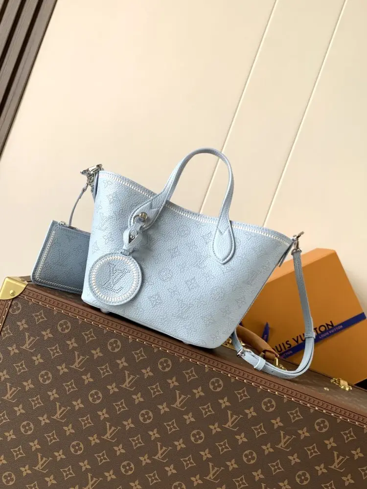 Louis Vuitton — A bag Blossom 20 cm