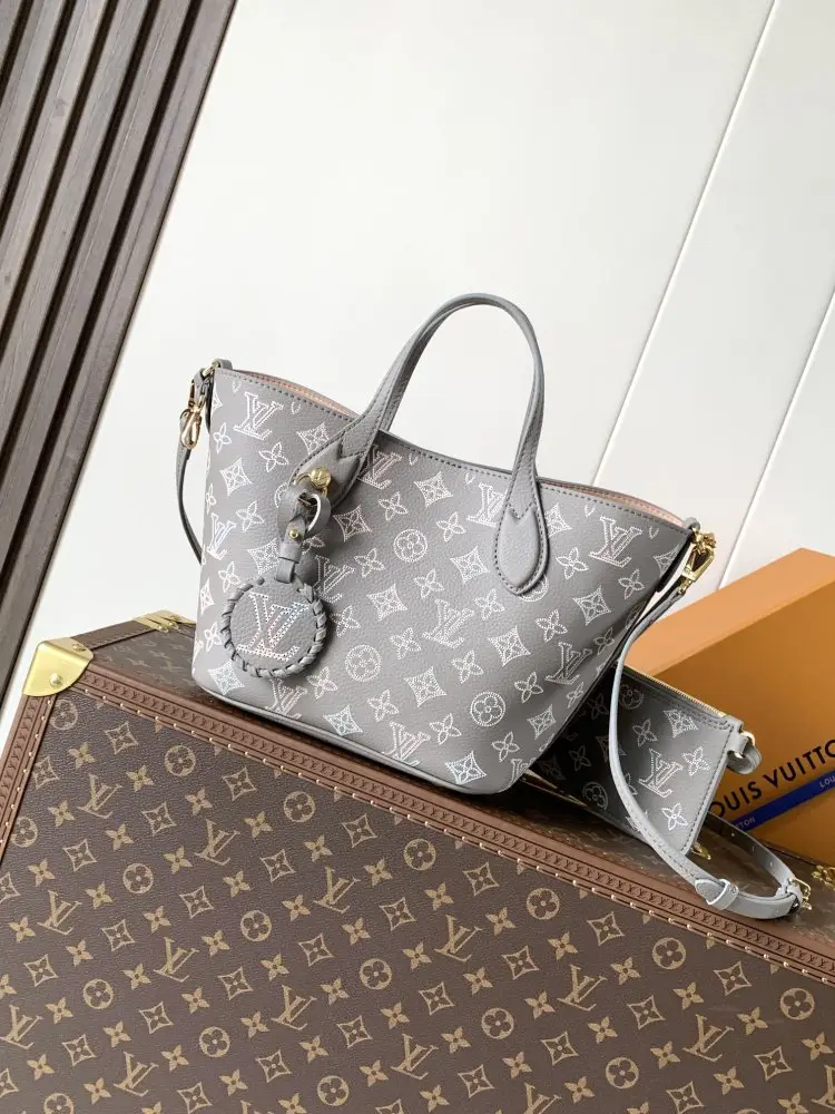 Louis Vuitton — A bag Blossom 20 cm