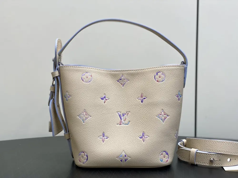 Louis Vuitton — Сумка відро ALL IN BB з тисненою шкіри 16 см