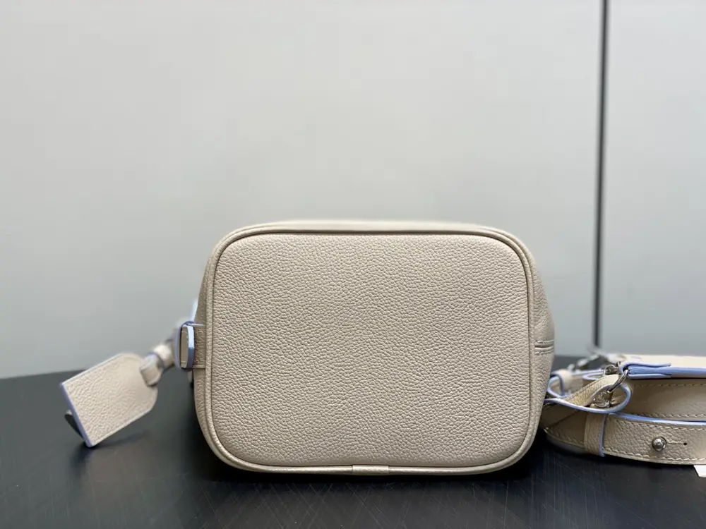 Louis Vuitton A bag bucket ALL IN BB of embossed skin 16 cm — Photo 5