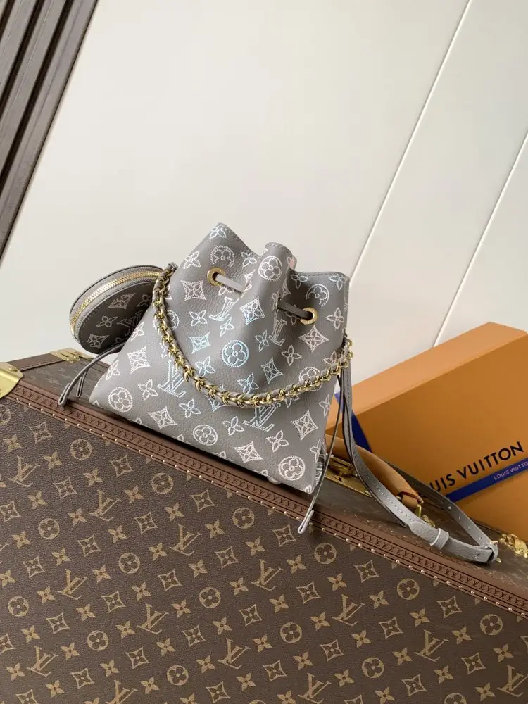 Louis Vuitton — A bag bucket Bella 22 cm