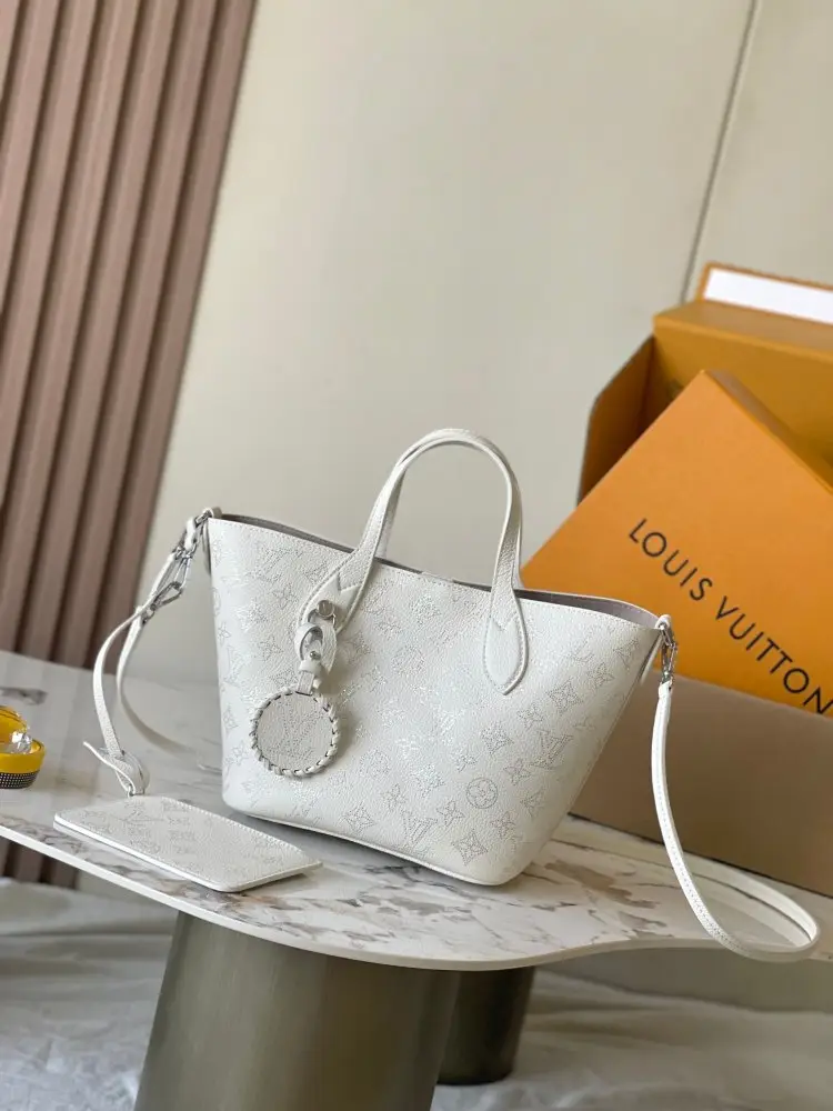 Louis Vuitton — A bag bucket Bella leather 22 cm
