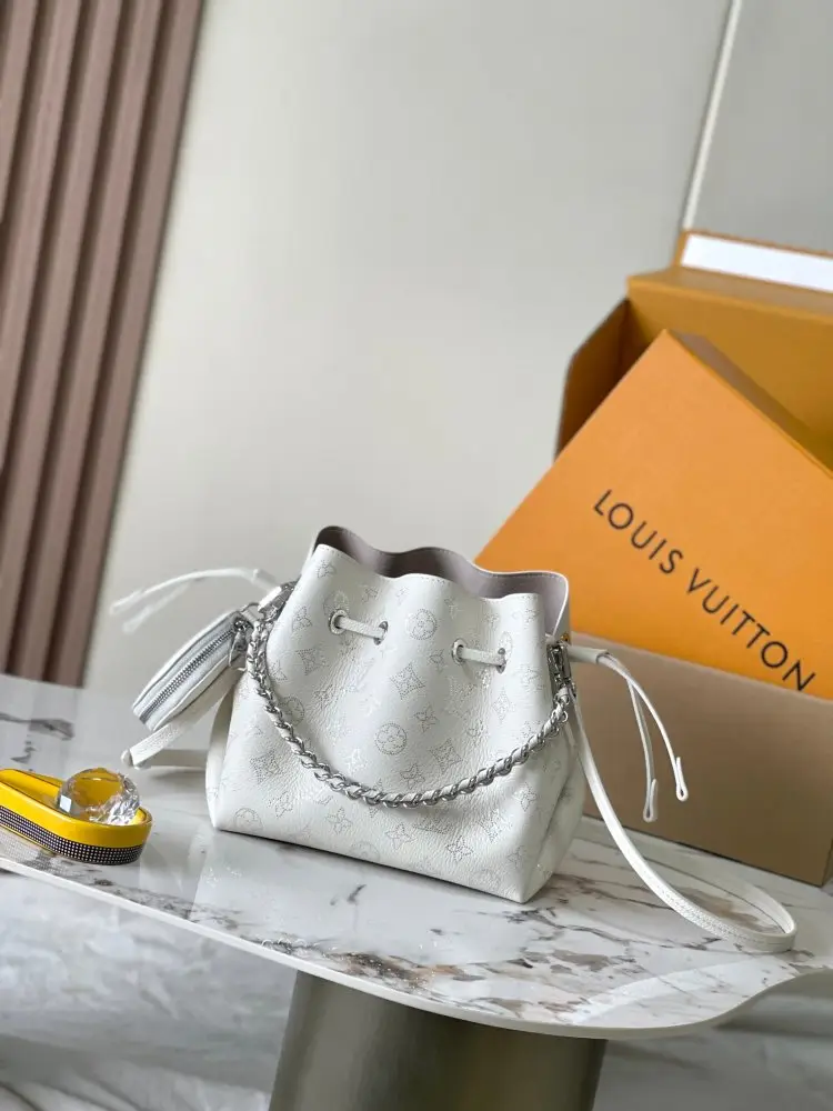 Louis Vuitton — Сумка відро Bella шкіряна 22 см