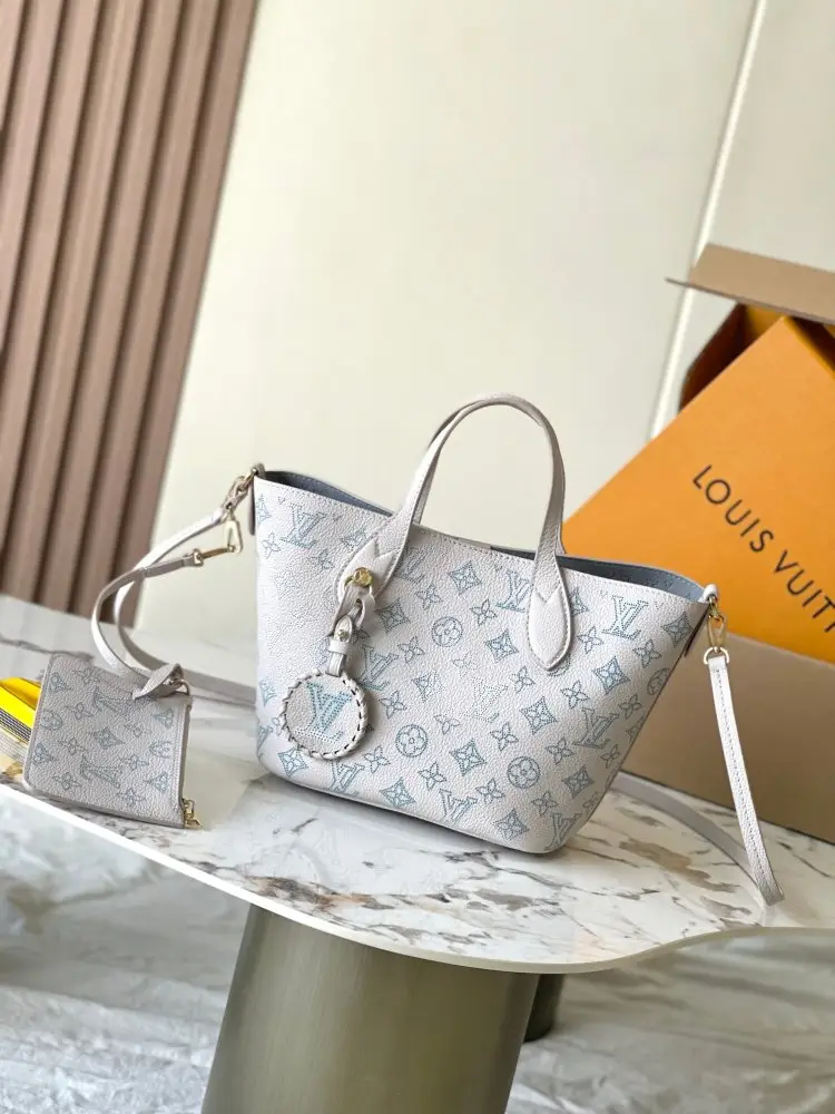Louis Vuitton A bag bucket Bella leather 22 cm — Photo 1