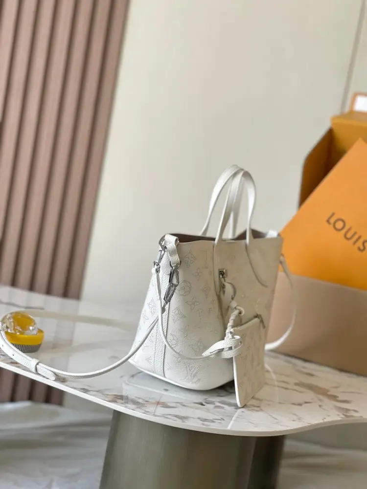 Louis Vuitton A bag bucket Bella leather 22 cm — Photo 2