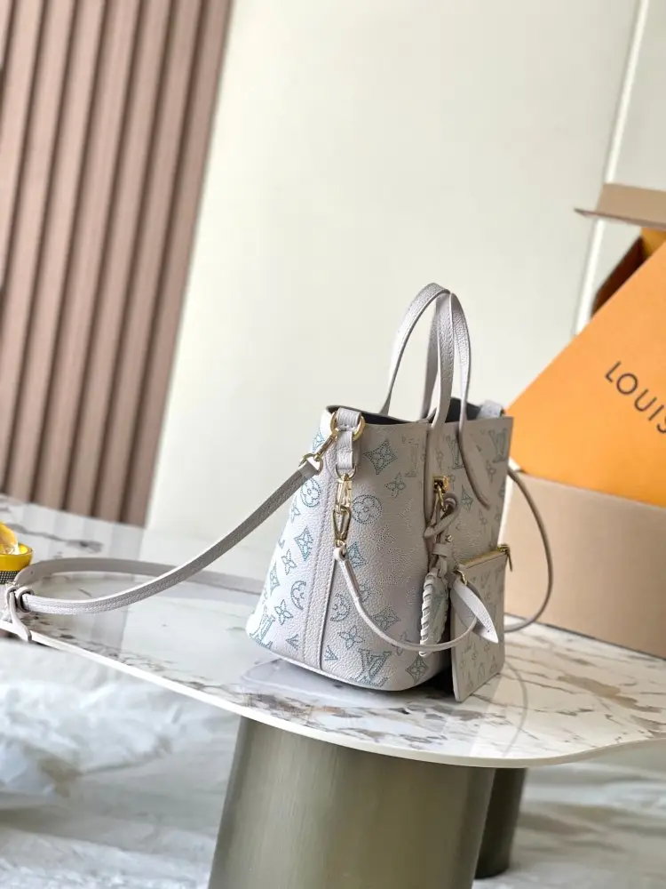 Louis Vuitton A bag bucket Bella leather 22 cm — Photo 2
