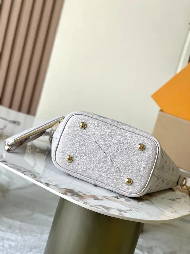 Louis Vuitton A bag bucket Bella leather 22 cm — Photo 4