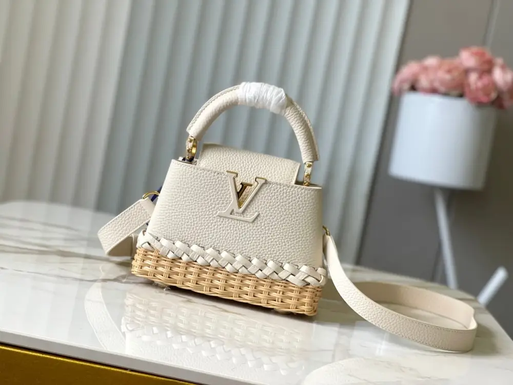 Louis Vuitton — A bag Capucines 21 cm at skin Taurillon