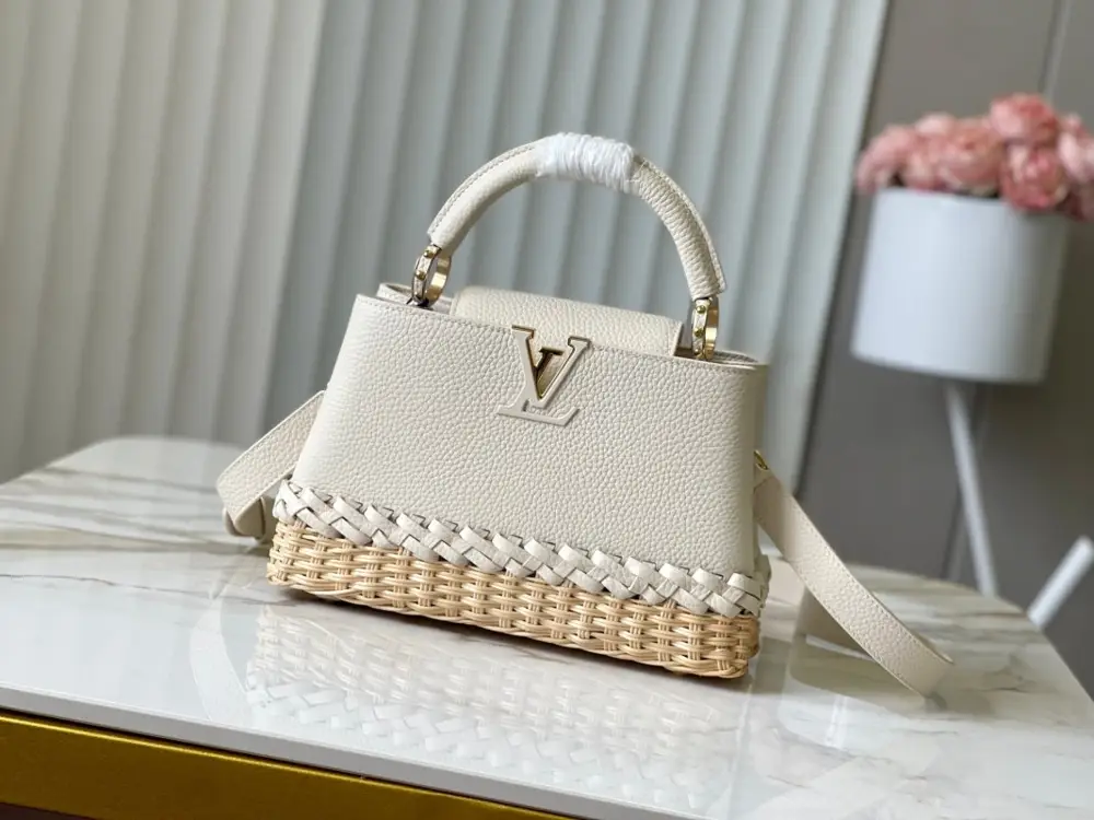 Louis Vuitton — A bag Capucines 27 cm at skin Taurillon