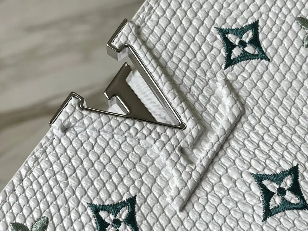 Louis Vuitton A bag Capucines 27 cm — Photo 4