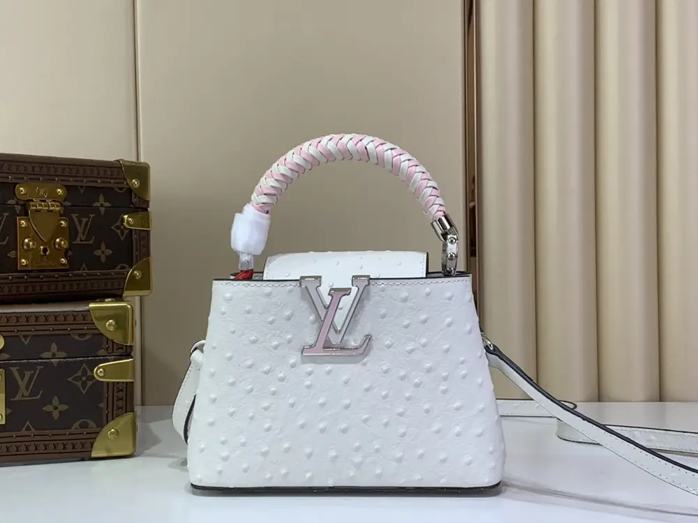 Louis Vuitton — A bag Capucines leather 21 cm