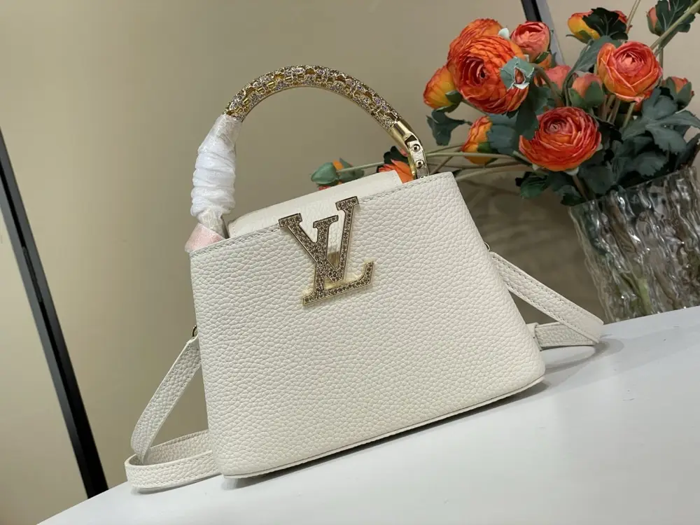Louis Vuitton — Сумка Capucines шкіряна 21 см