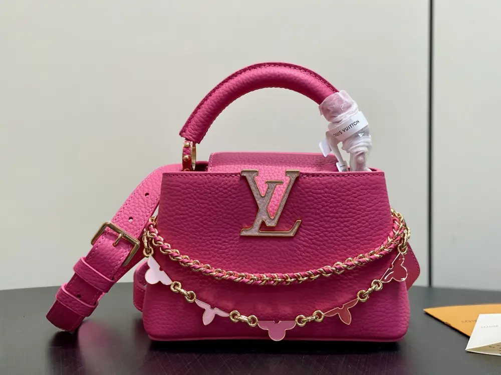 Louis Vuitton — Сумка Capucines шкіряна 21 см